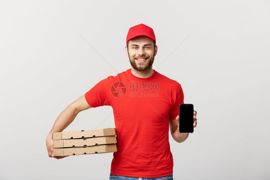 披萨送货员持有白色背景的移动和比萨盒图片