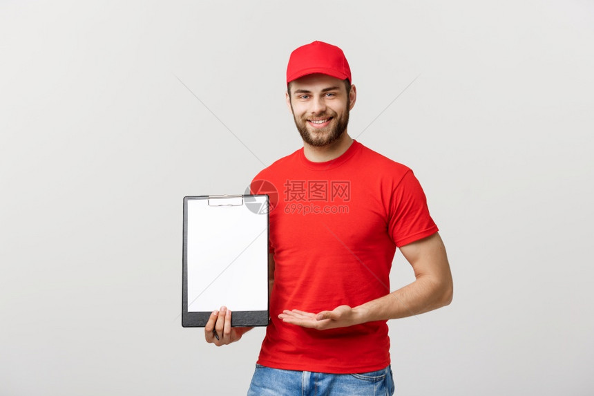 红色制服的送货员持有白色背景上孤立的白空纸复制间广告文本或图像的位置红色制服的送货员白色背景上孤立的白空纸文本或图像的位置图片