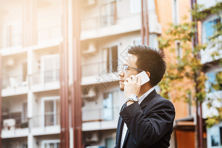 西装男在打电话图片