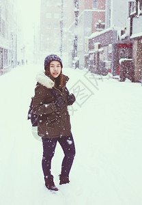 冬天的年轻观光女游客冬天的札幌日本冬天的年轻观光女游客札幌日本图片