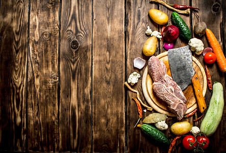 木桌上的厨房用品蔬菜和肉图片
