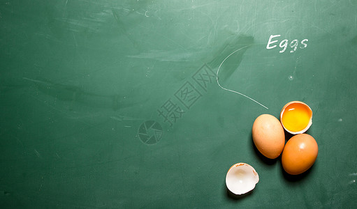 绿色黑板上的新鲜生蛋背景图片