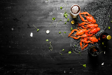 杯子素材网黑板上煮的龙虾和啤酒一起煮的龙虾背景