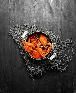 食物美味锅里新鲜煮熟的龙虾在黑板上图片