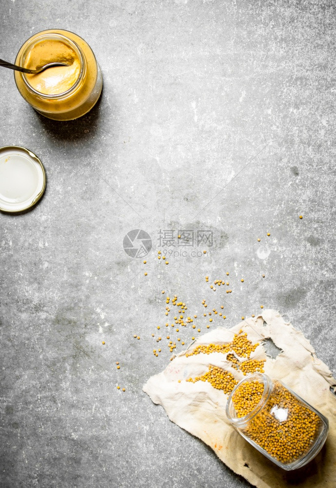 新鲜芥子酱和种放在石板上图片