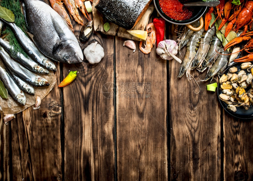 新鲜海产食品虾贝类和其他海洋生物的多种产食品木本底的虾贝类和其他海洋生物的多种产食品图片