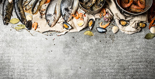 新鲜的海虾鱼和贝类以石头为背景新鲜的虾鱼和贝类图片