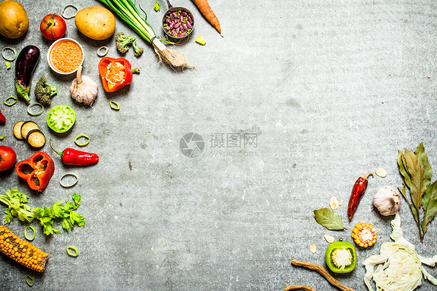 有机食品新鲜蔬菜配香料的新鲜蔬菜在石板上图片