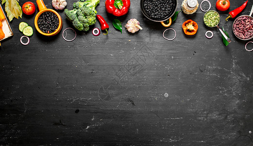 大型有机食品新鲜生蔬菜黑板上的新鲜生蔬菜背景图片