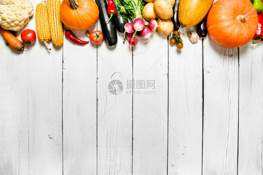 有机蔬菜不同的生白色木质背景图片