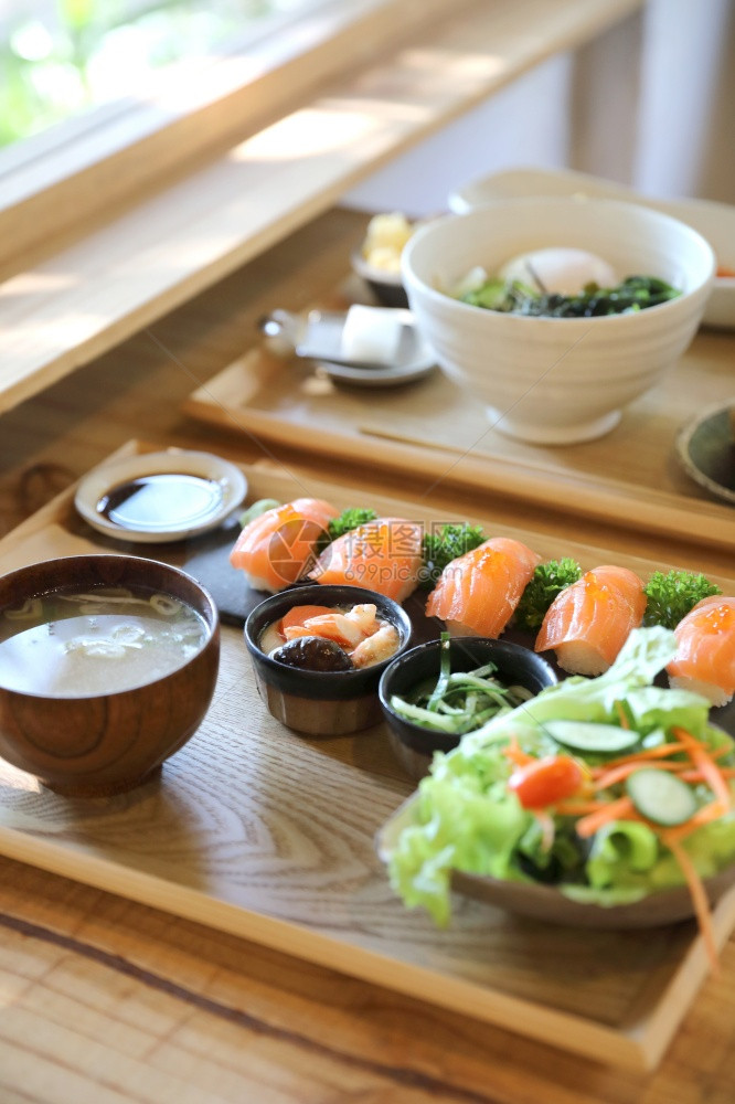 土豆沙拉和日本当地食品图片