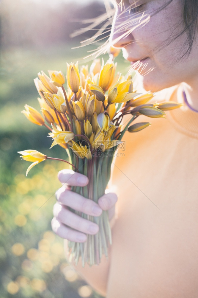 女孩拿着一束黄色野生郁金香花图片