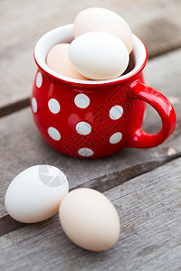鸡蛋在一个大红杯中的鸡蛋图片