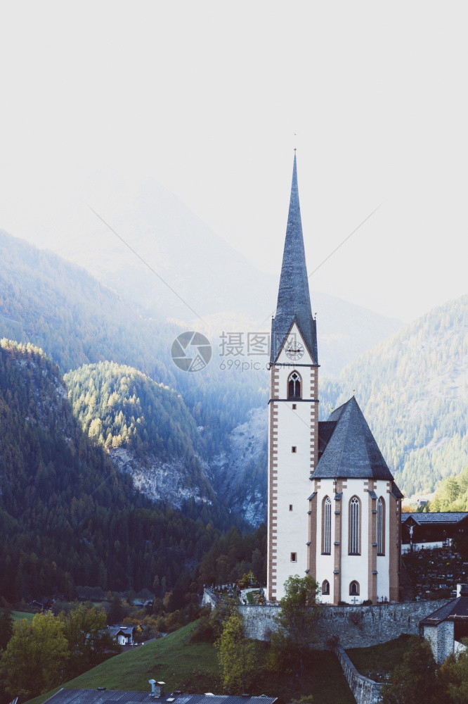 秋天在阿斯特里安尔卑古格洛克纳路的希利根布卢特镇著名的教堂图片