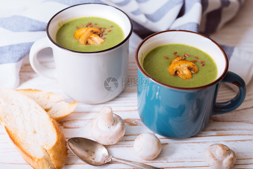 奶油汤和杯子里的蘑菇图片