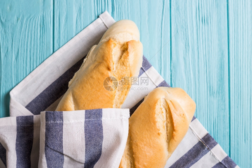 木蓝背景的法国面包图片