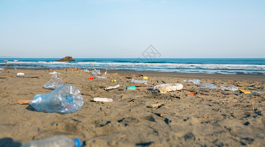 满是垃圾的海滩景观满是垃圾的肮脏海滩景观高清图片
