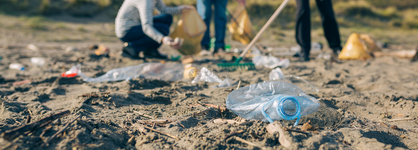 高级志愿者在海滩上捡垃圾高级志愿者在海滩上打扫图片
