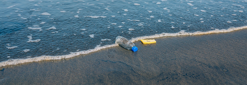 海岸上的塑料瓶和垃圾海岸上的图片
