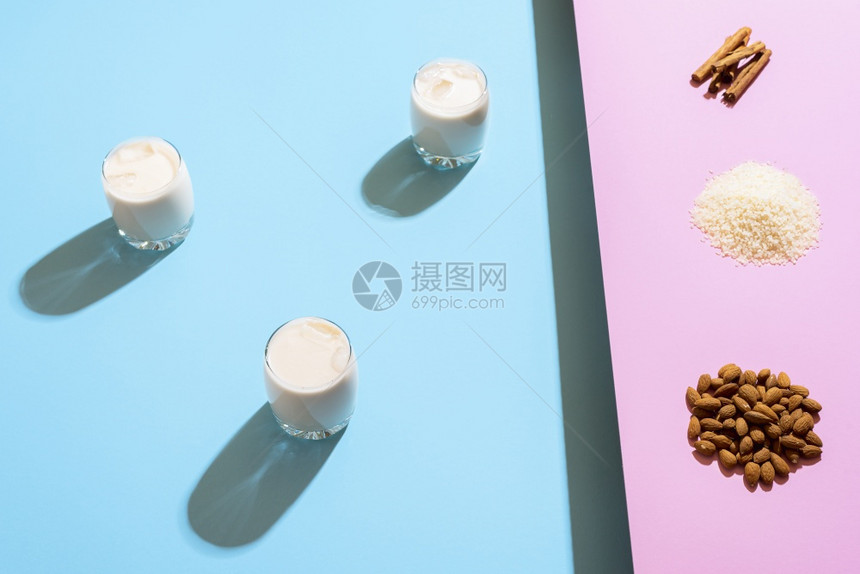 三个杯子有荷尔卡塔和两色背景的成分制霍尔卡塔一种墨西哥夏季非酒精饮料含牛奶杏仁和大米图片