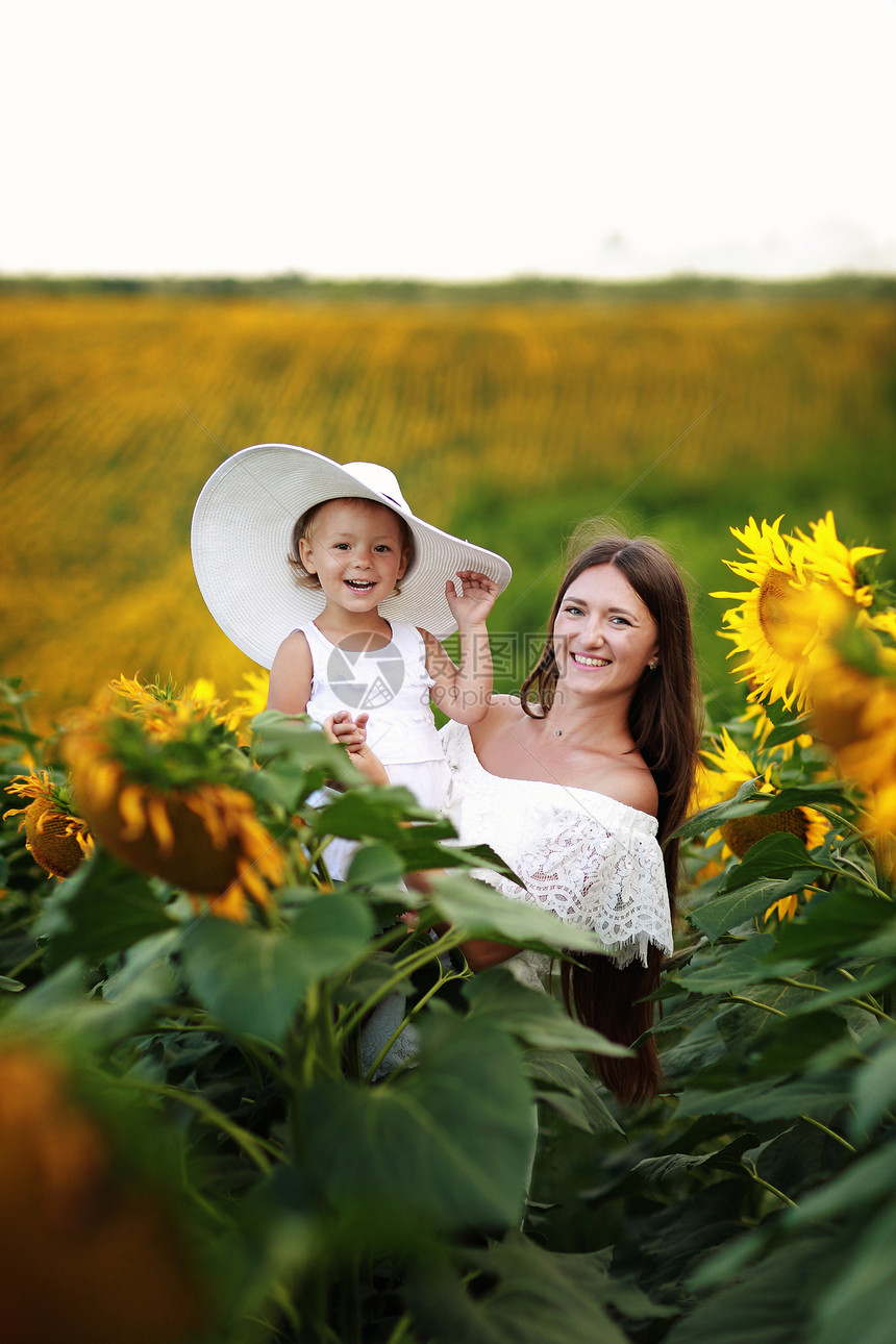 母亲和女婴户外玩得开心家庭概念母亲和女婴在田外玩得开心图片