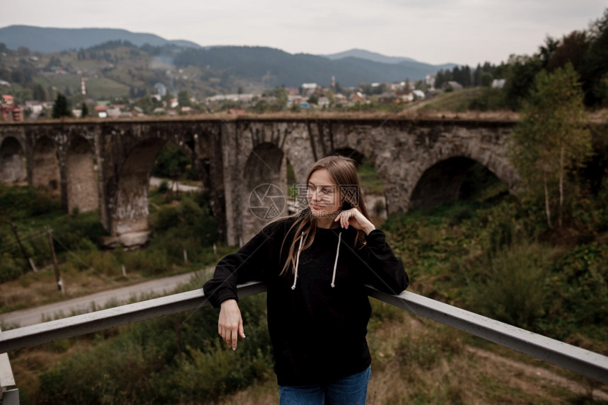 女旅游者享受前往乌克兰历史地点的旅游在vorkhta山度假村的vorkhta喀尔巴阡人女旅游者享受前往乌克兰历史地点的旅游在vo图片