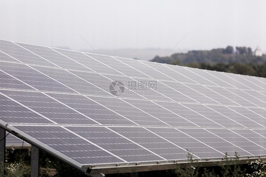 太阳能电池或站的光伏池从天而降太阳吸收光图片