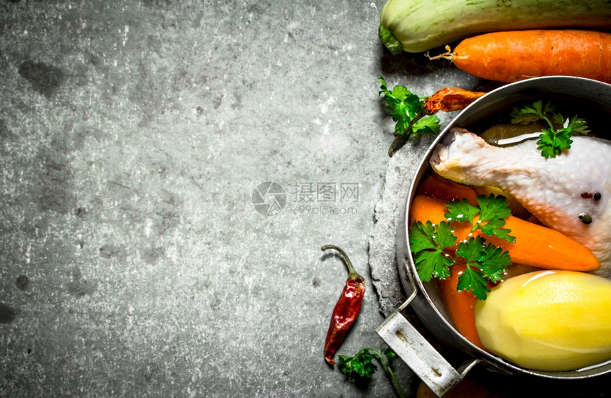 准备香鸡汤在石板上加新鲜蔬菜准备香鸡汤和新鲜蔬菜图片