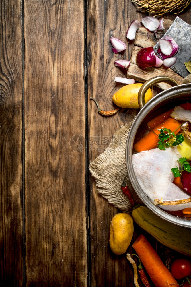 用蔬菜和香料煮鸡汤的成分放在木制桌上用蔬菜和香料煮鸡汤的成分图片