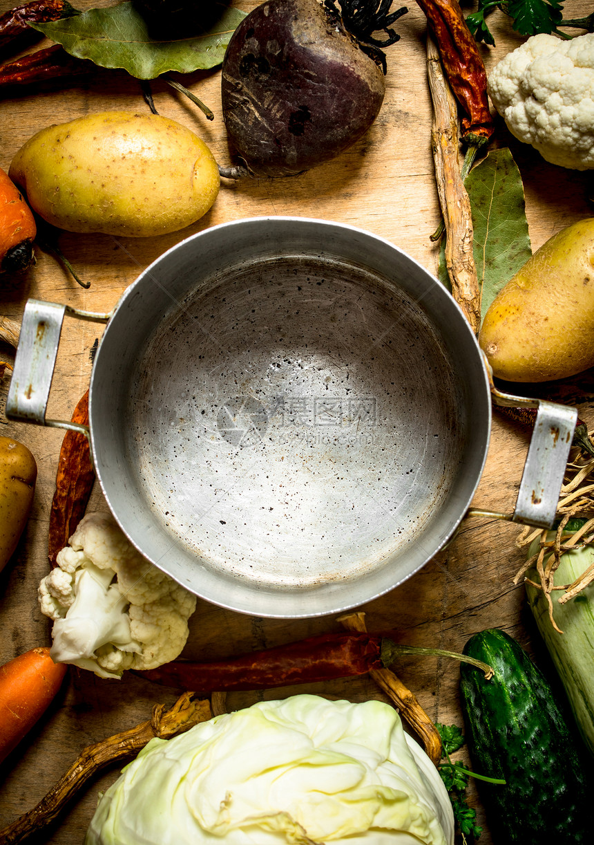 旧锅和汤的成分在木制桌上旧锅和汤的成分图片
