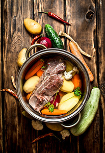 有新鲜蔬菜的牛肉汤木制背景新鲜蔬菜的牛肉汤背景图片