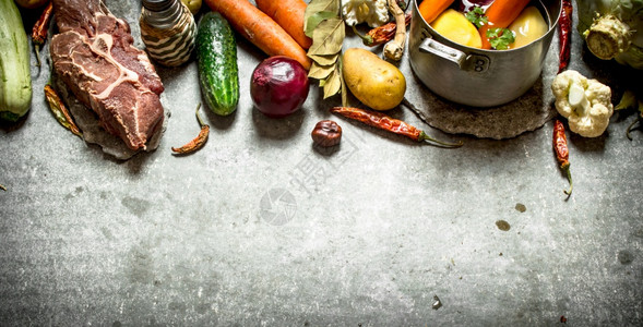 蔬菜香料和肉类汤的成分在石板上蔬菜香料和肉类汤的成分图片