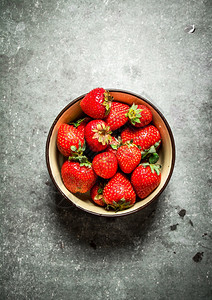 草莓熟了一碗熟的草莓一碗背景
