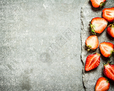 半熟的草莓在石板上半熟的草莓图片