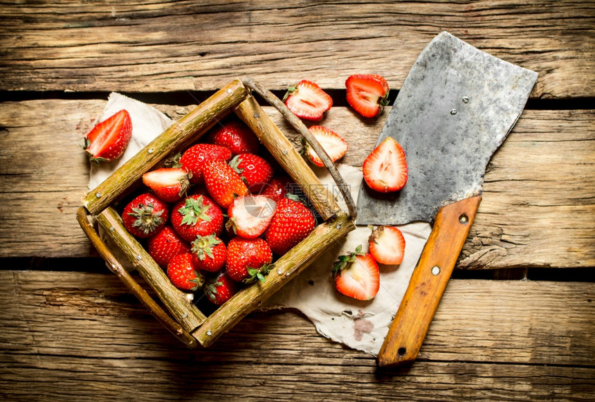 草莓在篮子中用斧在木桌上用草莓在篮子中用小斧在篮上用草莓放在篮子上用小斧在木桌上用草莓放在篮子上图片