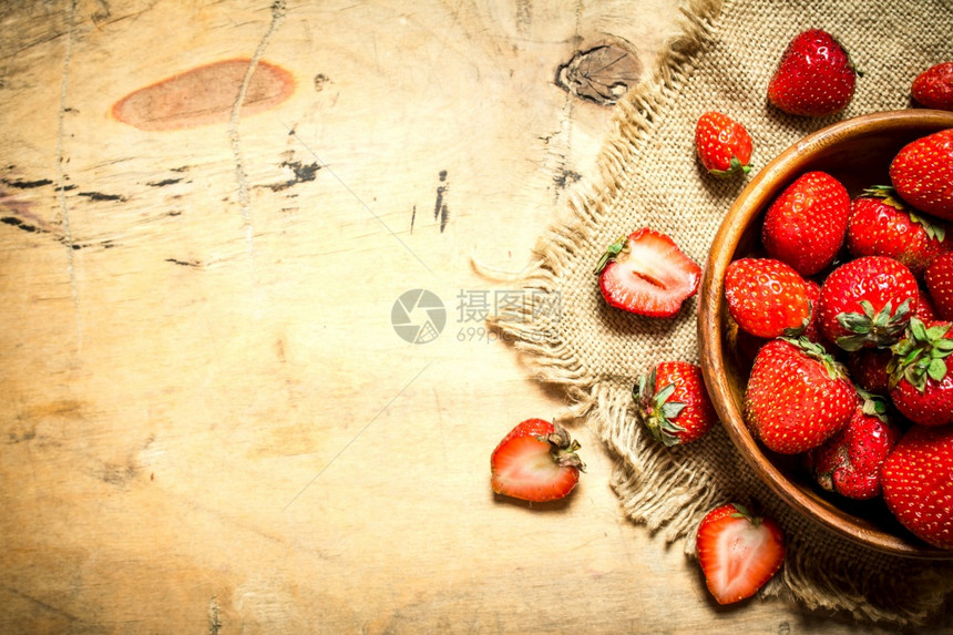 熟的草莓图片