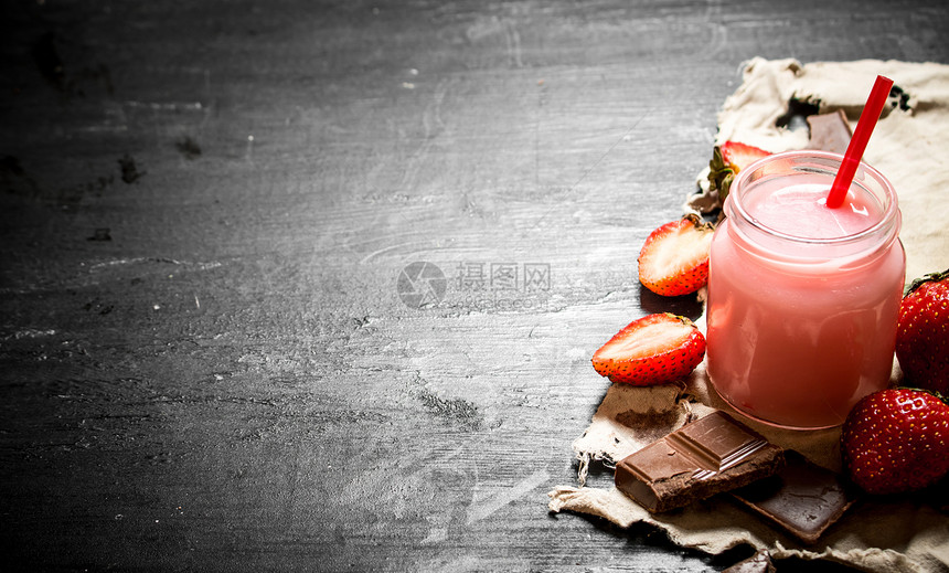 草莓冰淇淋和巧克力图片
