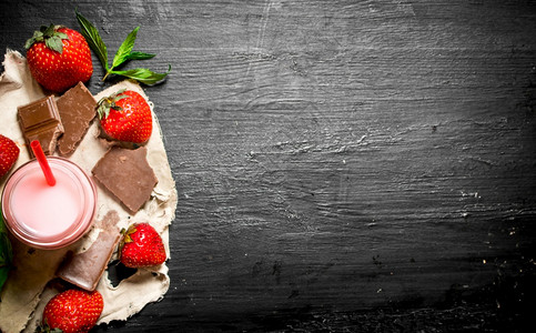 草莓冰淇淋和巧克力俯视图图片