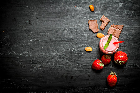 草莓冰淇淋和巧克力片高清图片