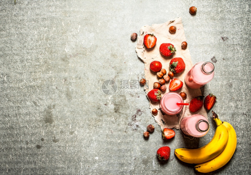果仁和草莓果汁在石板上图片