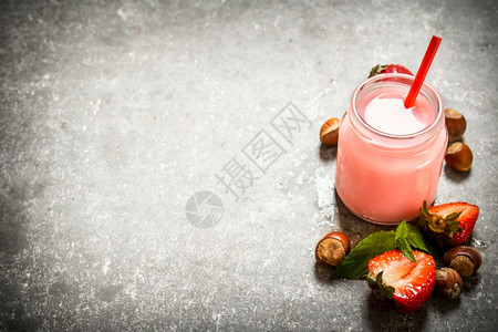 果仁和草莓果汁在石板上图片