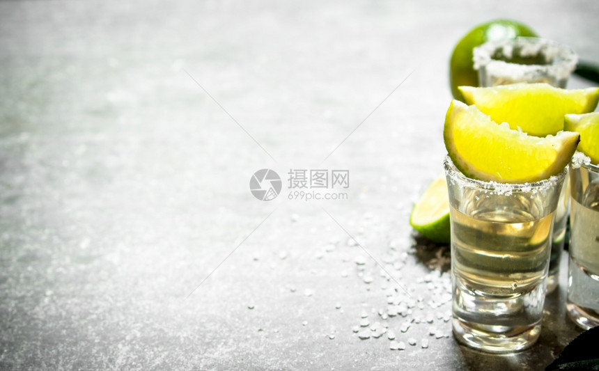 龙舌兰酒加石灰和盐放在板上龙舌兰酒图片