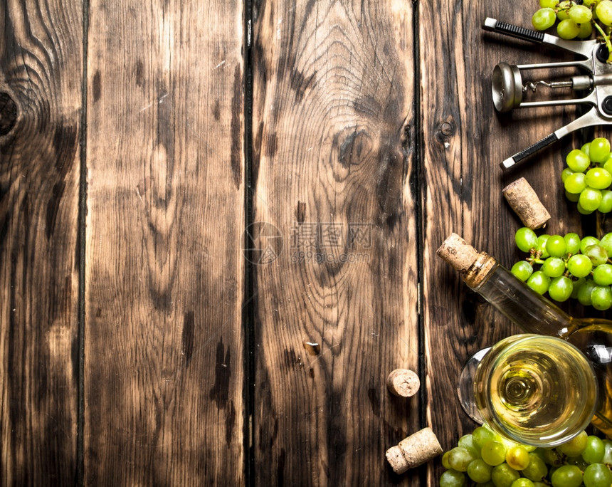 白葡萄酒和枝放在木制桌上白葡萄酒和枝图片