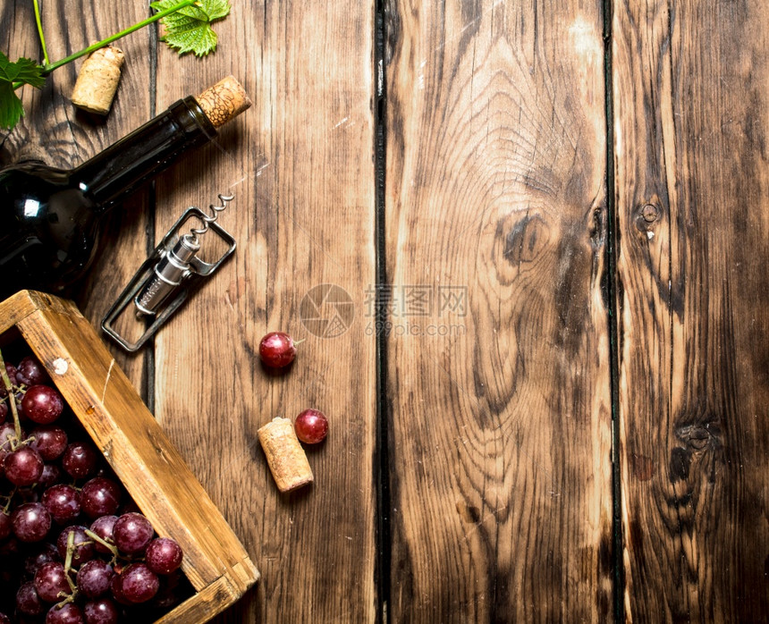 红葡萄酒加一盒和开瓶酒放在木制桌子上红葡萄酒加一盒图片