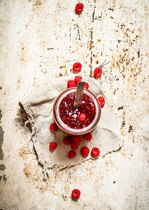 果酱来自罐子里的野生草莓锈背景图片