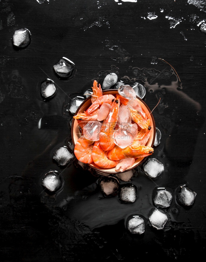 黑板上的虾碗里有冰图片