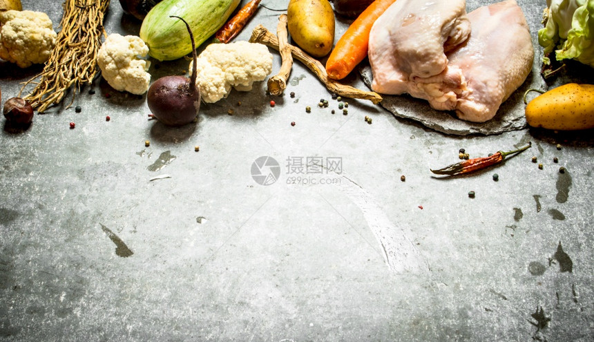 生鸡和汤的成分在石头桌上生鸡和汤的成分图片