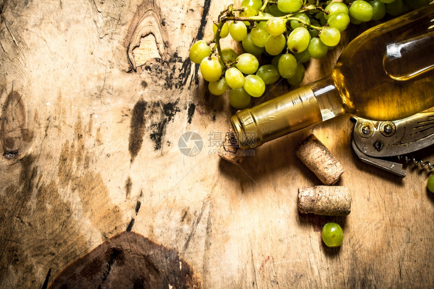 白葡萄酒和一堆木制背景图片