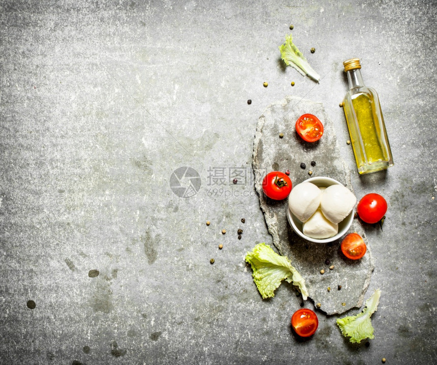 在石板上加橄榄油番茄和香料的马扎拉以及橄榄油番茄和香料的马扎拉图片