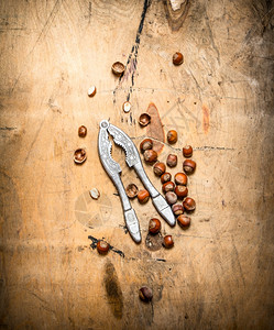 坚果和胡桃贝壳在木制桌子上坚果与和胡桃贝壳图片